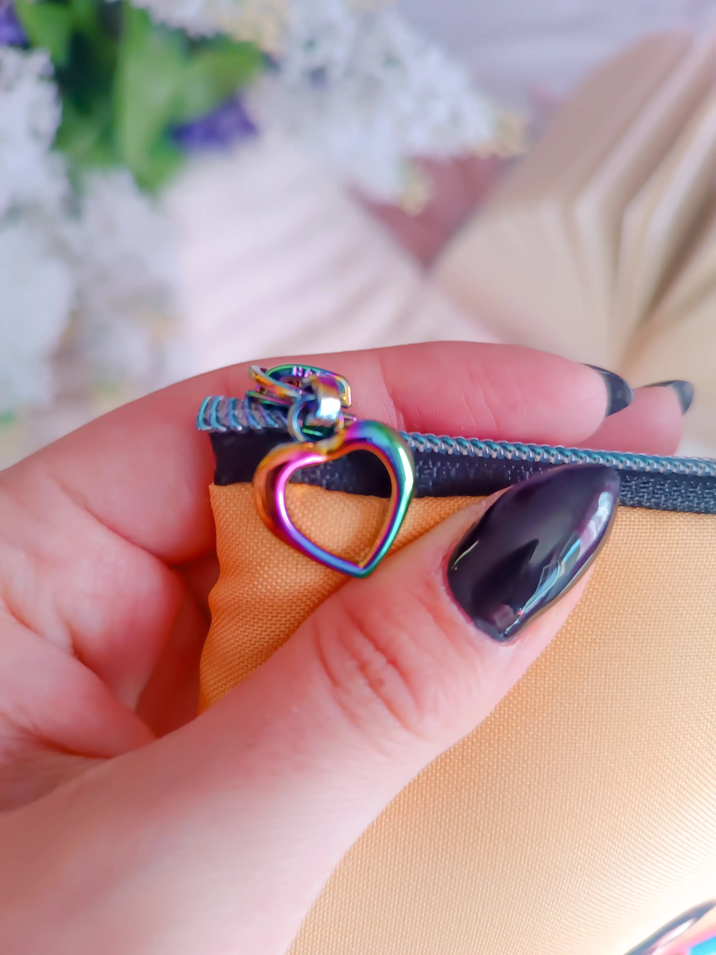 Funda de libro de Poppy y Casteel en la playa - De Sangre y Cenizas