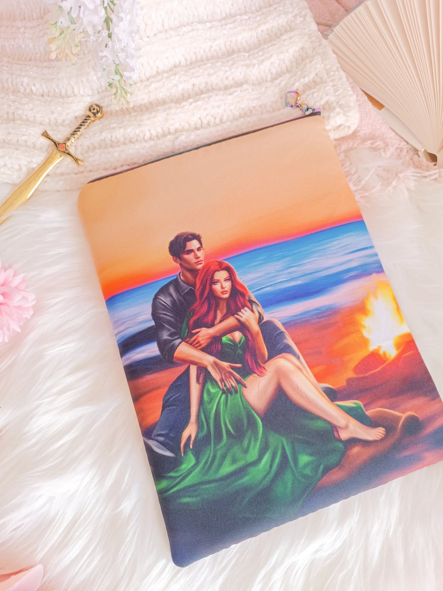Funda de libro de Poppy y Casteel en la playa - De Sangre y Cenizas