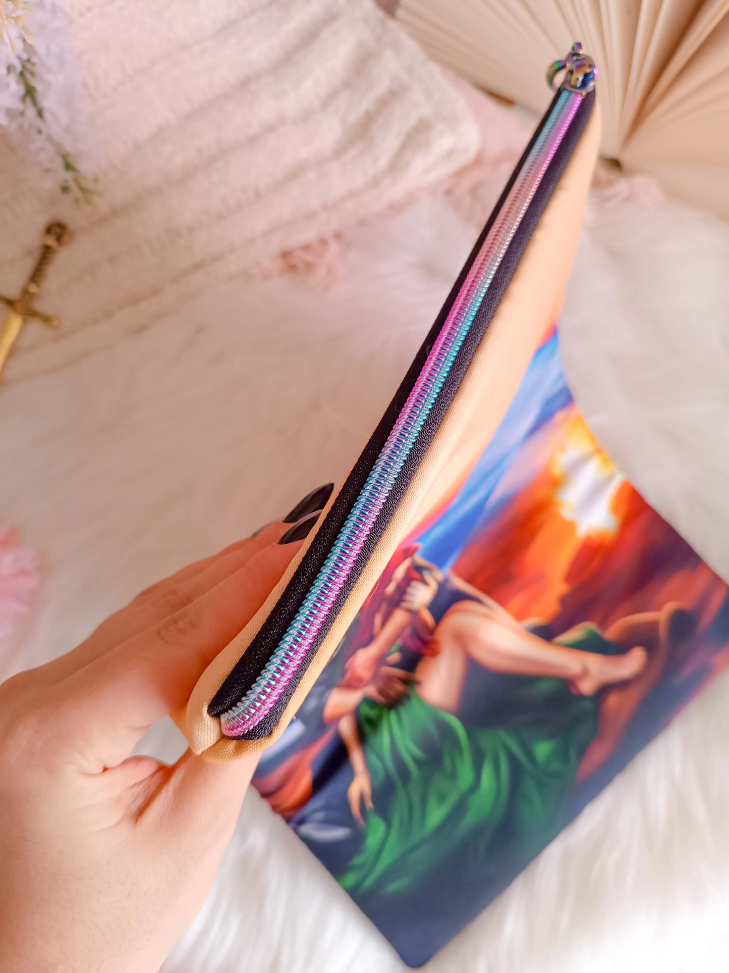 Funda de libro de Poppy y Casteel en la playa - De Sangre y Cenizas