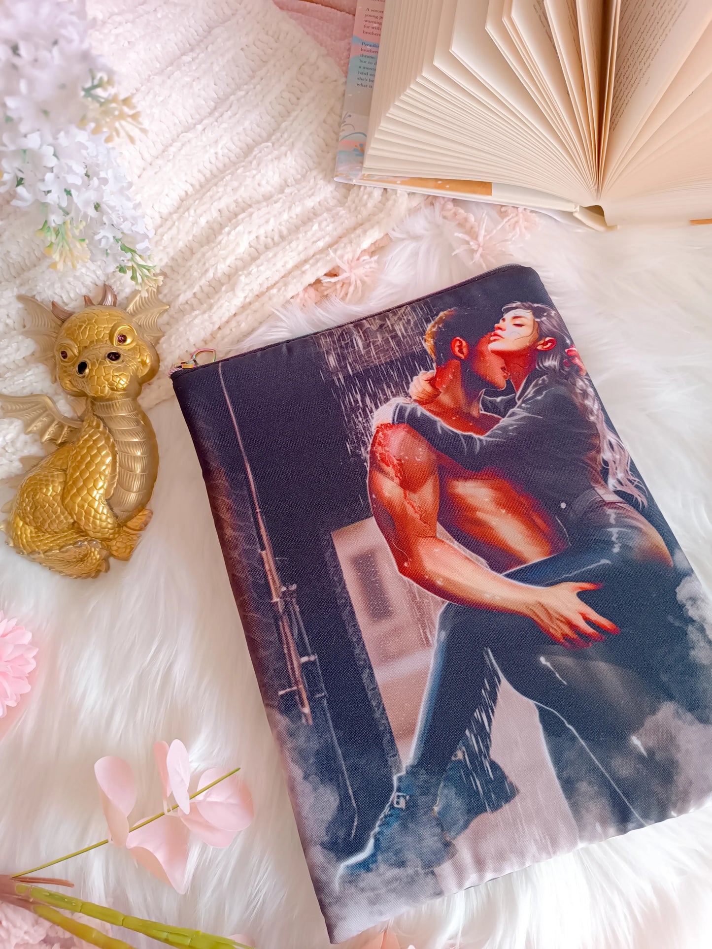 Funda de libro de Violet y Xaden en la ducha - Alas de Sangre