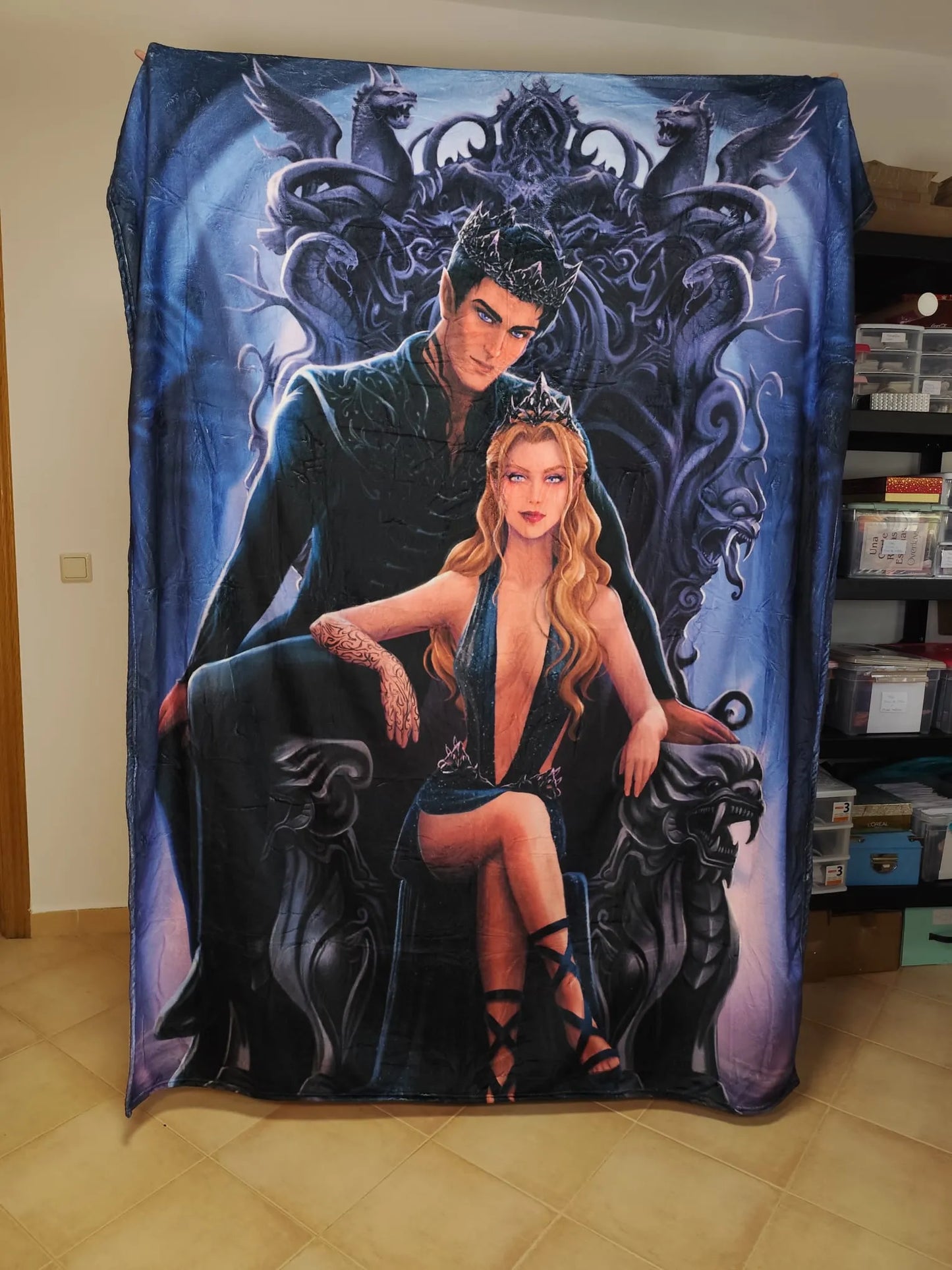 Manta de Rhysand y Feyre en el trono - ACOTAR