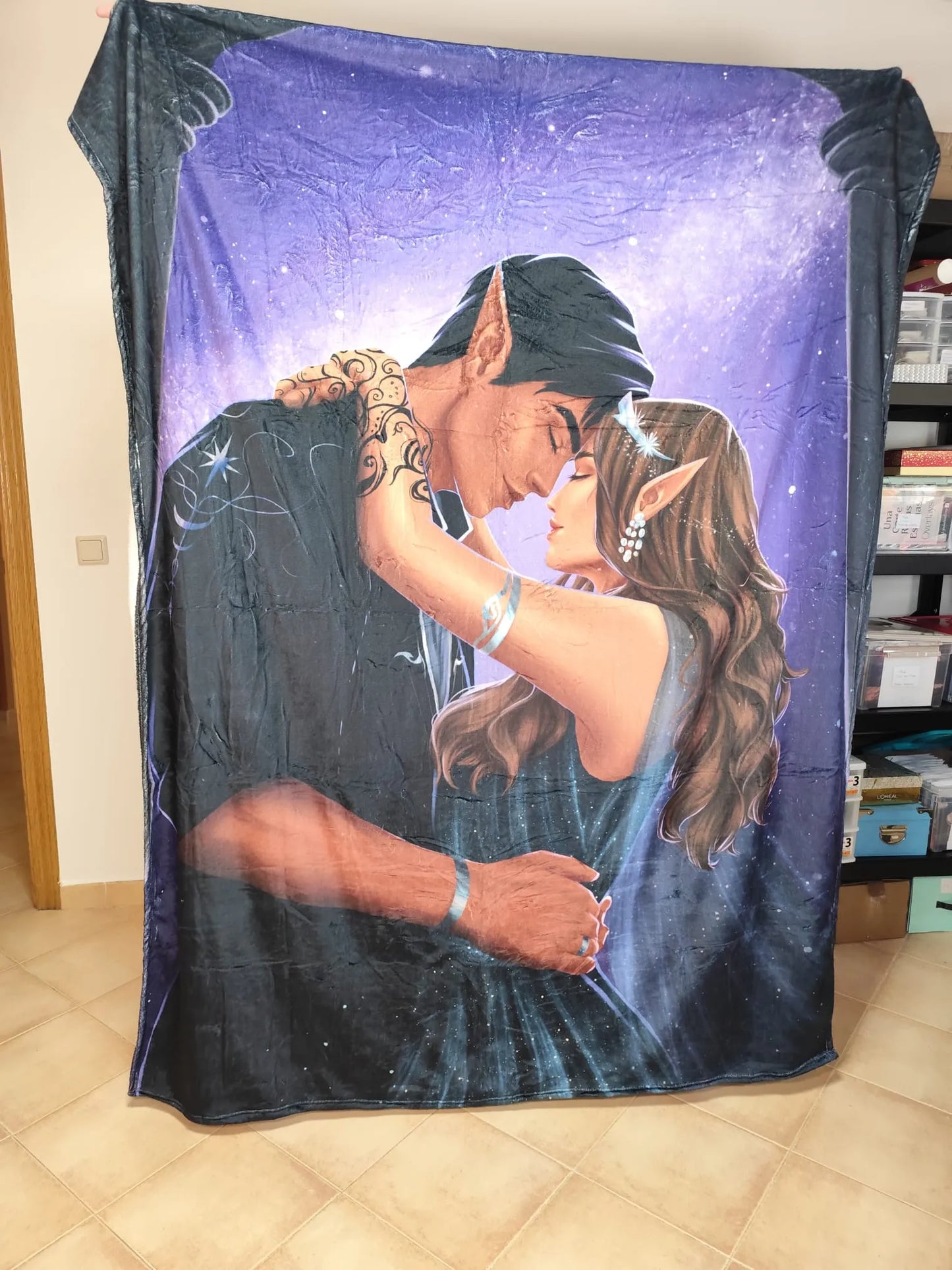 Manta de Rhysand y Feyre abrazo - ACOTAR