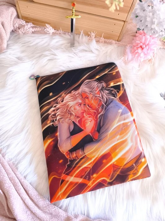 Funda de libro de Rowan y Aelin envueltos en fuego - Trono de Cristal