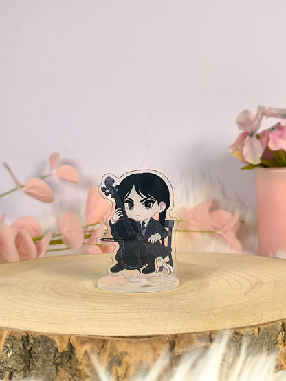 Standee de  Miércoles tocando chelo - Miércoles