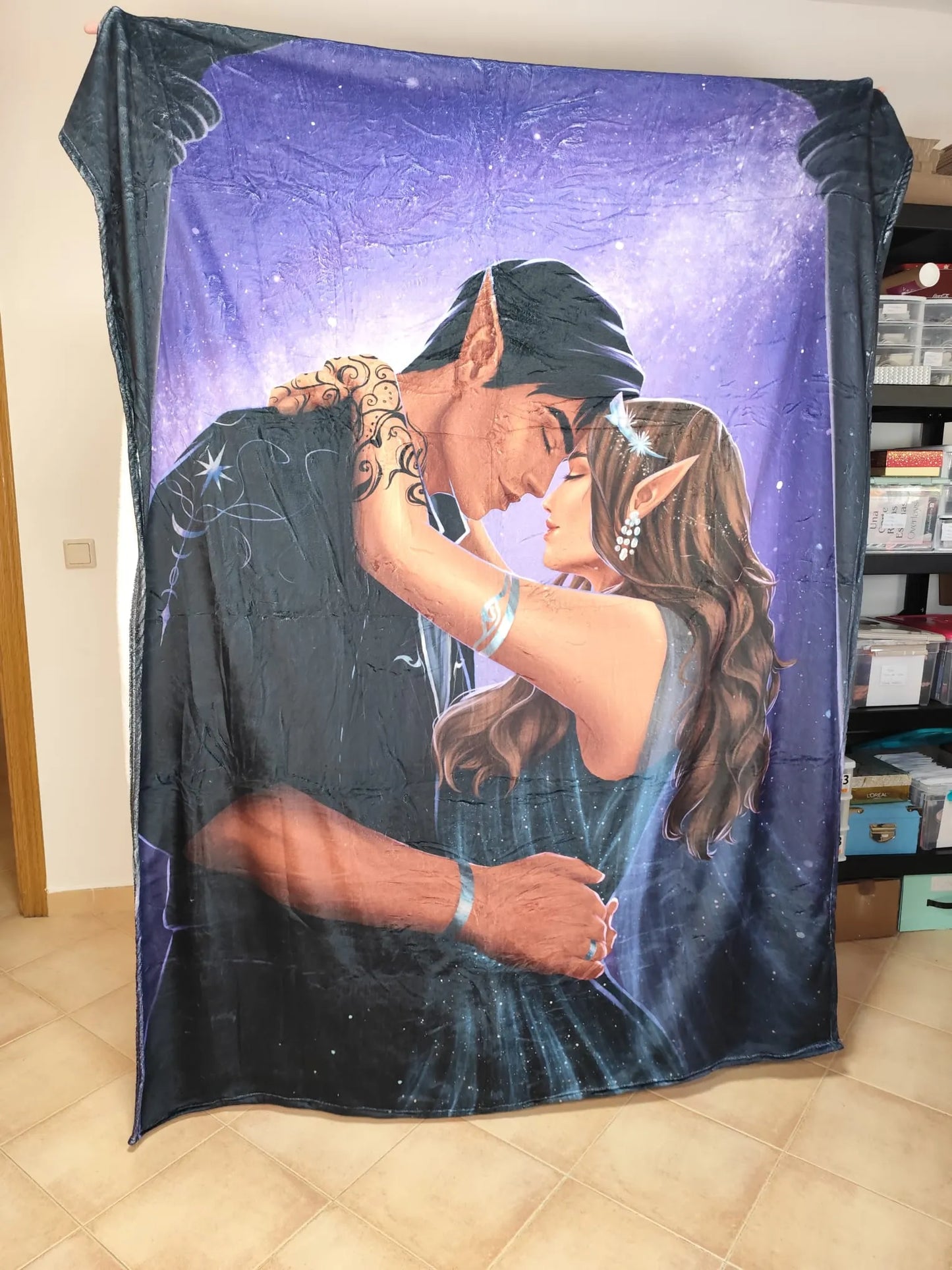 Manta de Rhysand y Feyre abrazo - ACOTAR