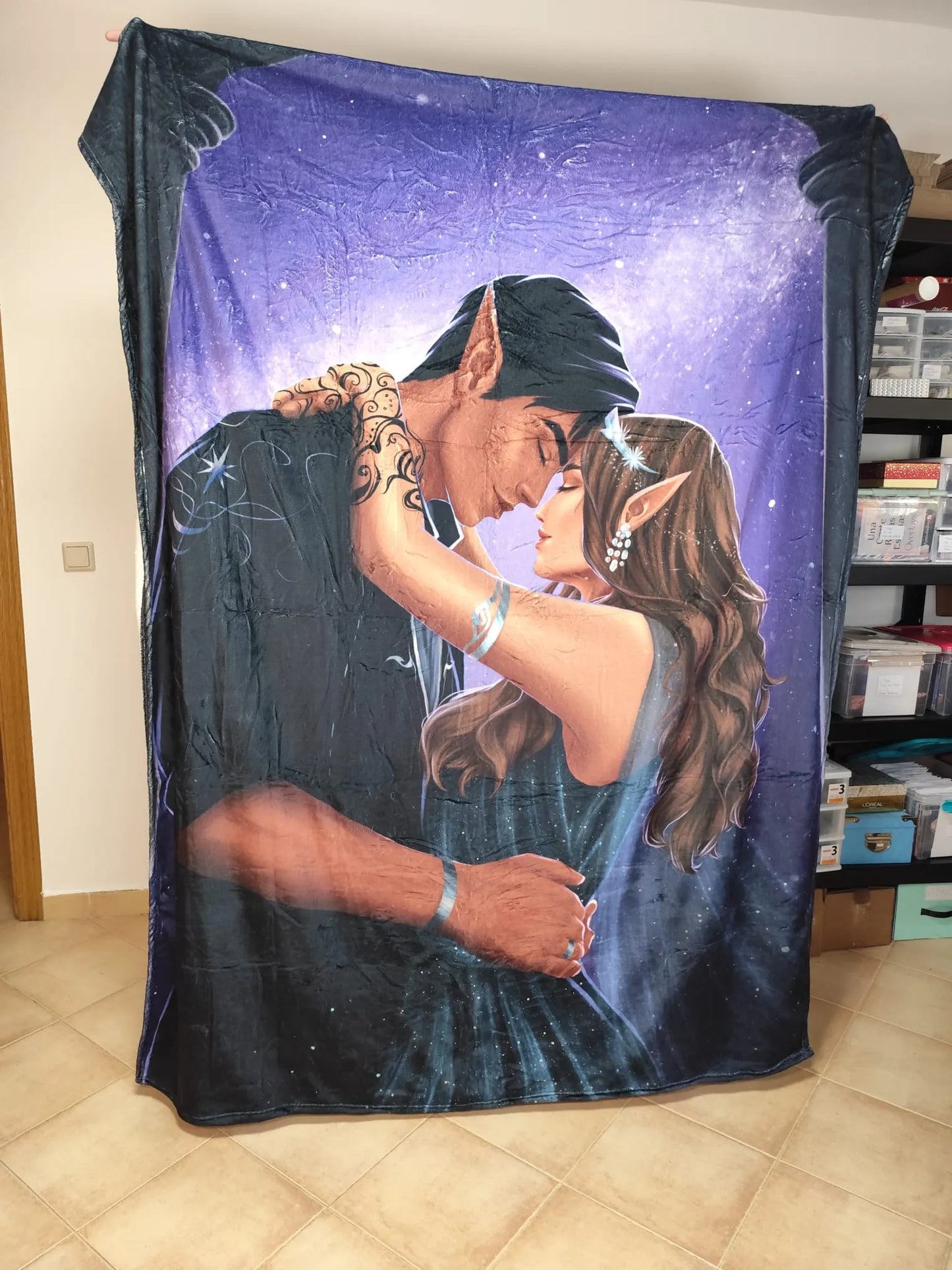 Manta de Rhysand y Feyre abrazo - ACOTAR